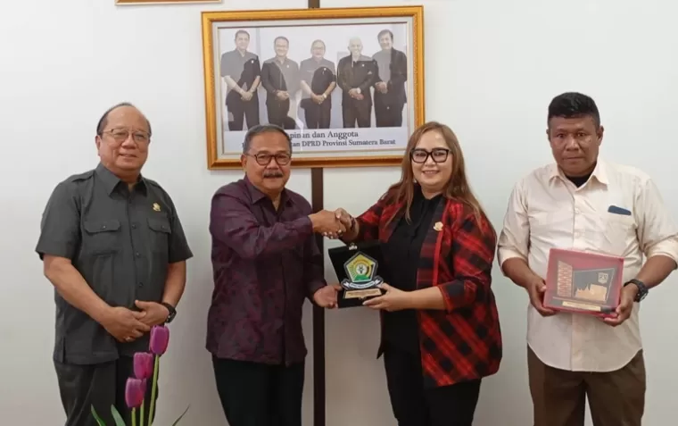 Ketua BK DPRD Sumbar, Muzli M Nur menerima kunjungan BK DPRD Provinsi Sulawesi Tenggara, Kamis (18/7/2024) di ruang BK DPRD Sumbar. (dok : istimewa)