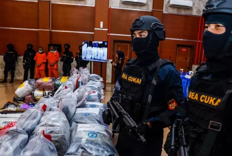 Para tersangka beserta barang bukti ganja dihadirkan saat konpres BNN dan Bea Cukai, di Jakarta, Senin (5/8/2024). (dok : istimewa)