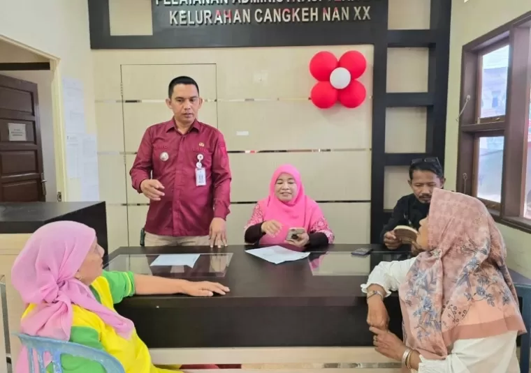 Camat Lubeg Andi Amir saat sidak ke Kantor Lurah Cangkeh Nan XX guna melihat pelayanan publik di kantor itu, Kamis pagi (22/8/2024). (dok : istimewa)