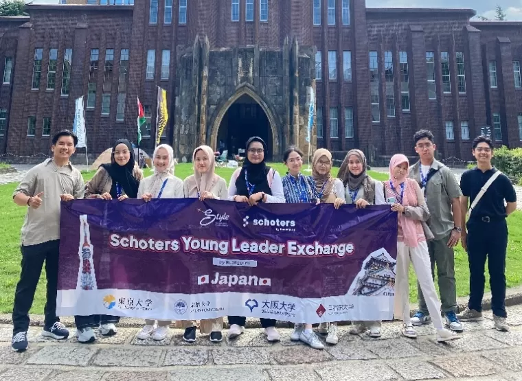 Refa Rahmaddiansy, (acungkan jempol), mahasiswa Fakultas Kedokteran Universitas Andalas (Unand) Padang bersama rekan-rekannya di Jepang. (dok : refa rahmaddiansyah).