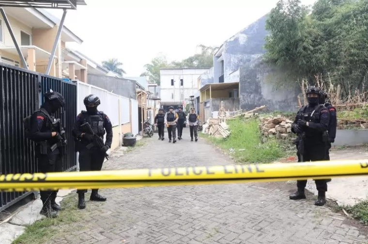 Terlihat tim Densus 88 bersama anggota polisi lainnya mengamankan lokasi terduga teroris, di Jalan Langsep, Kelurahan Sisir, Kecamatan Baru Malang, Kamis (1/8/2024) siang. (dok : istimewa)