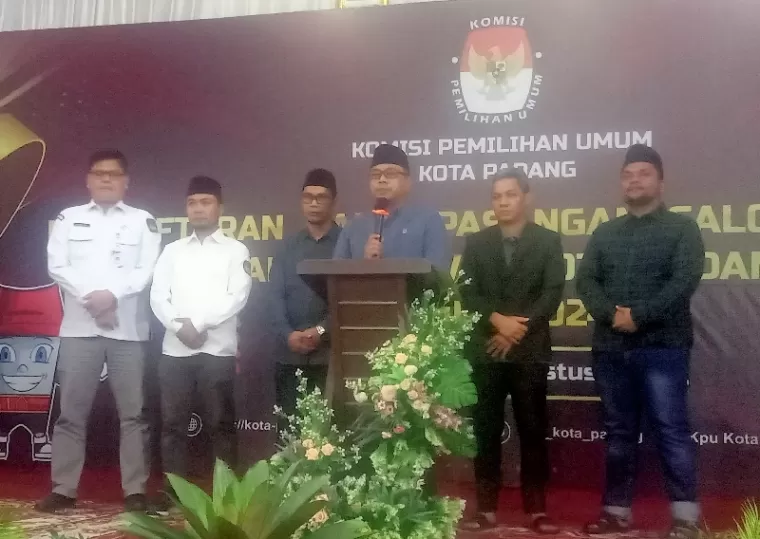 Ketua KPU Kota Padang, Dorri Putra didamping para komisioner yang lain saat penutupan masa pendaftaran pasangan calon Wali Kota dan Wakil Wali Kota Padang di aula kantor KPU Kota Padang, Jumat (30/8/2024) dini hari. (dok : arunala.com)