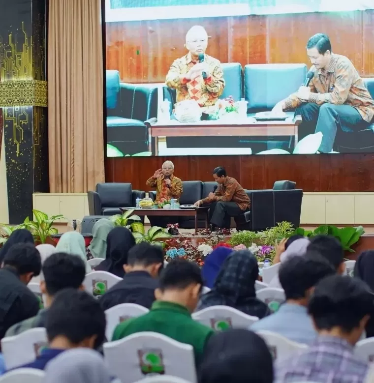 Direktur Distribution and Instutional Funding BTN Jasmin memberikan Kuliah Umum bertajuk Inovasi dan Adaptasi di Era Digital di Convention Hall Universitas Andalas, Kamis (29/8/2024). Humas Unand