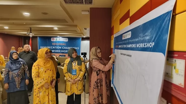 Kadis Kesehatan Sumbar dr Lila Yanwar MARS didampingi Ketua IDAI Sumbar Dr dr Finny Fitry Yani SpA (K) dan dr Asrawati SpA (K) MBiomed menandatangani komitmen bersama saat Regional Immunization Champions Workshop di Mercure Padang, Minggu (25/8/2024). IST