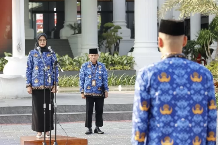 Kabag Fasilitasi Penganggaran dan Pengawasan (FPP) Sekretariat DPRD Sumbar, Ismelda Jenraini pimpin upacara bendera peringatan HUT RI ke 79 di halaman gedung DPRD Sumbar, Sabtu (17/8/2024). (dok : istimewa)