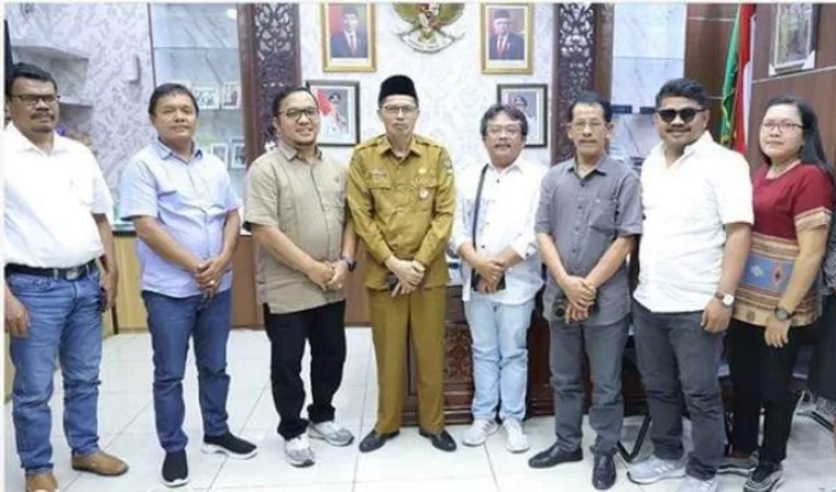Sekretaris DPRD Sumbar, Raflis bersama rombongan Komisi A DPRD Kabupaten Toba, Senin (29/7). (dok ; humas dprd sumbar)