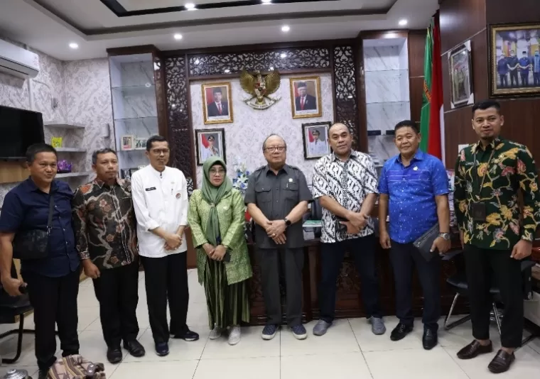 Sekretaris DPRD Sumbar Raflis bersama anggota DPRD Sultra yang sedang kunker ke Sumbar, Jumat (2/8/2024). (dok : humas dprd sumbar)