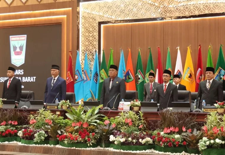 Ketua DPRD Sumbar Supardi pimpin rapat paripurna mendengarkan pidato kenegaraan untuk memperingati HUT ke-79 Republik Indonesia tahun 2024, Jumat (16/8/2024). (dok : istimewa)