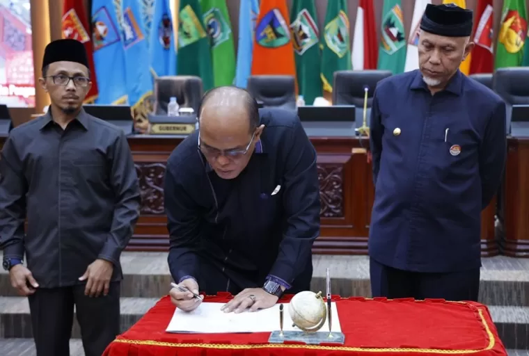 Ketua DPRD Sumbar, Supardi disaksiakan Gubernur Mahyeldi tanda tangani nota Rnperda APBD perubahan 2024, di ruang sidang utama gedung DPRD Sumbar, Senin (19/8?2024. (dok ; istimewa)