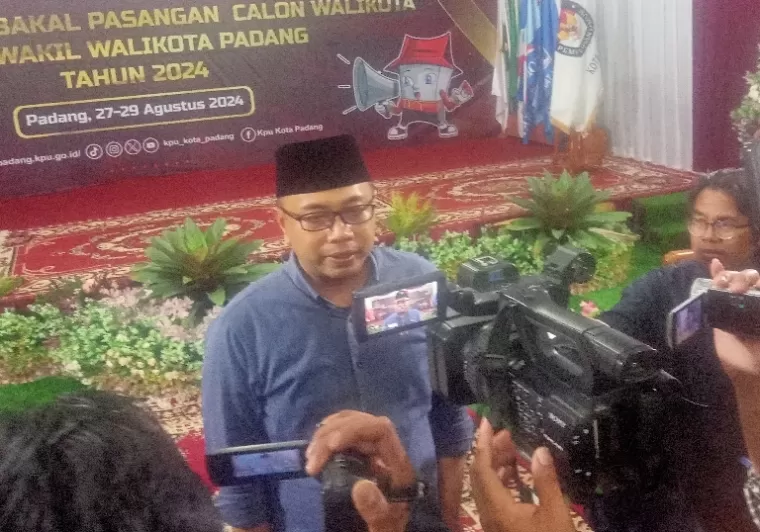 Ketua KPU Kota Padang, Dorri Putra menjawab wartawan menyangkut tahapan pemeriksaan kesehatan bagi bakal pasangan calon Wali Kota dan Wakil Wali Kota Padang, kemarin. (dok : arunala.com)