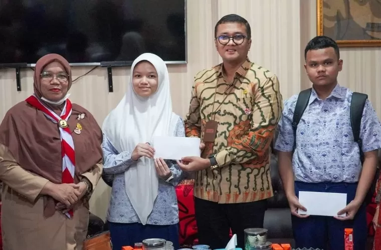Dua siswa SPN 1 Padang Rumaisya Hana Andira dan Muhammad Rafif Barkah bersama Kadisdik Padang Yopi Krislova serta Kepala SMPN 1 Padang Dewi Anggraini. Diskominfo Kota Padang