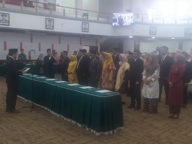 Rektor Unand Efa Yonnedi PhD melantik pejabat di lingkungan Unand di Convention Hall Unand, Jumat (16/8/2024). IST