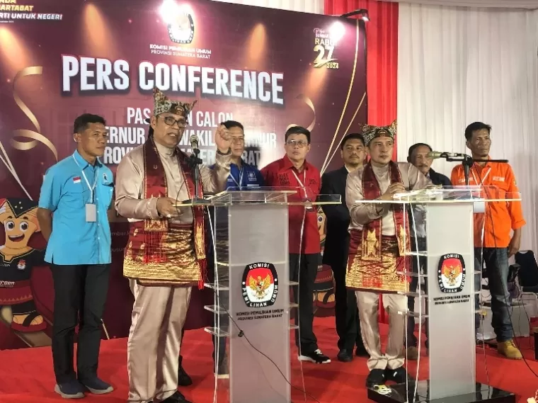 Pasangan calon Gubernur dan Wakil Gubernur Sumbar Epyardi Asda dan Ekos Albar bersama pimpinan partai koalisi Perkasa berikan keterangan kepada wartawan di sesi konferensi pers setelah mendaftar ke KPU Sumbar, Kamis sore (29/8/2024). (dok : arunala.com)