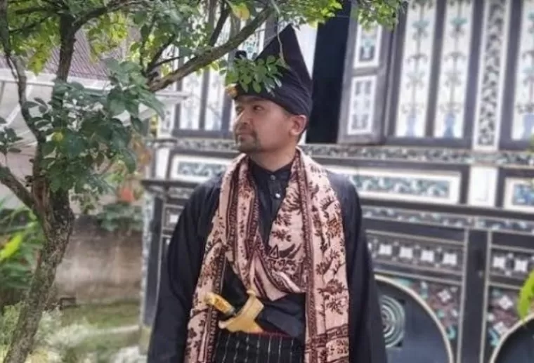 Wakil Gubernur Sumbar Audy Joinaldy dalam balutan pakaian Datuak dari ranah Minang. (dok : istimewa)