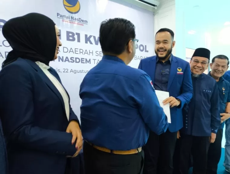 Ketua NasDem Sumbar, Fadly Amran terima form B1 KWK parpol dari Sekretaris DPW Partai NasDem Sumbar Ardyan, di NasDem Tower Padang, Kamis (22/8/2024). (dok : istimewa)