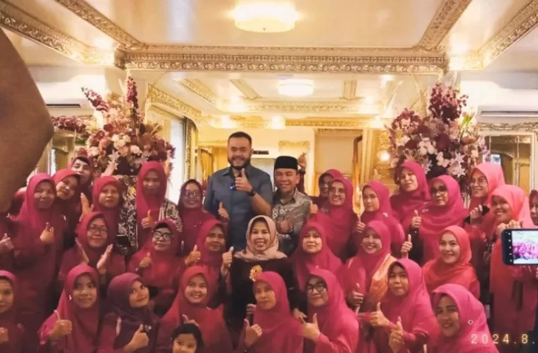 Pasangan bakal calon Wali Kota dan Wakil Wali Kota Padang, Fadly Amran-Maigus Nasir bersama para guru TK, PAUD, dan honorer se Kota Padang, Senin, (19/8/2024). (dok : istimewa)