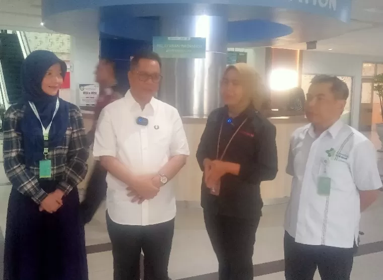 Dirut RSUP M Djamil Padang, Dr dr Dovy Djanas SpOG KFM MARS FISQua saat diwawancarai salah seorang wartawan di sela-sela pelaksanaan pemeriksaan kesehatan belasan pasangan calon kepala daerah di Sumbar pada rumah sakit itu, Sabtu (31/8/2024). (dok : aruna