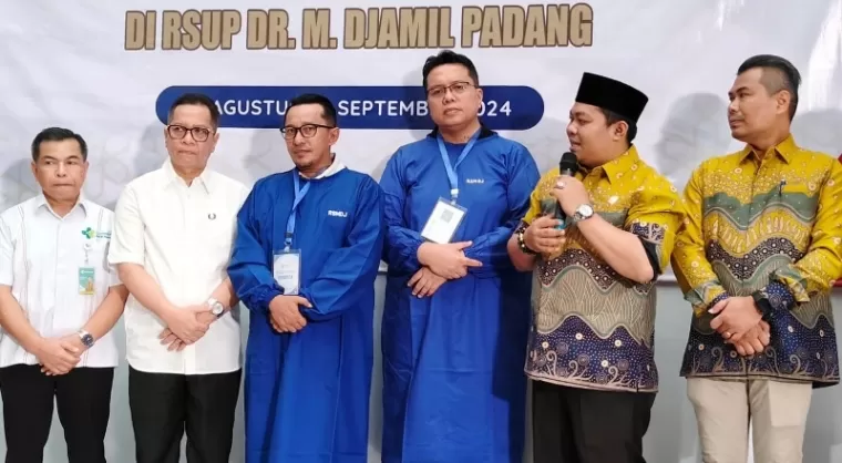 Ketua KPU Kabupaten Tanahdatar, Dicky Andrika, didampingi komisioner KPU yang lain, paslon, Dirut RSUP M Djamil, saat di RSUP M Djamil Padang, Sabtu pagi (31/8/2024). (dok : istimewa)