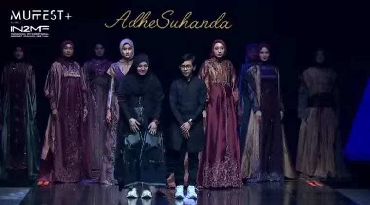 Kolaborasi apik ditunjukkan dua desainer asal Kota Padang, De Irma dan Adhe Suhanda di MUFFEST+ 2024 di Istora Senayan Jakarta, pada Jumat (9/8/2024) sore. Tangkapan layar YouTube Muslim Fashion Festival