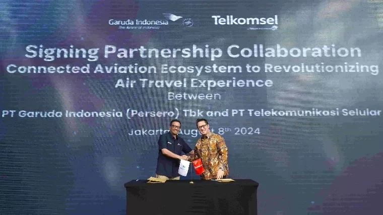 Direktur Niaga Garuda Indonesia Ade R. Susardi (kiri) dan Direktur Sales Telkomsel Adiwinahyu B. Sigit (kanan) menandatangani perjanjian kerja sama strategis antara Garuda Indonesia dan Telkomsel di Jakarta, Kamis (8/8/2024). IST