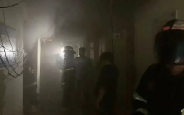 Petugas Damkar Kota Padang melakukan pemadaman api pada salah satu lantai gedung utama PNP yang terbakar Minggu (3/8/2024) sore. (dok : istimewa)