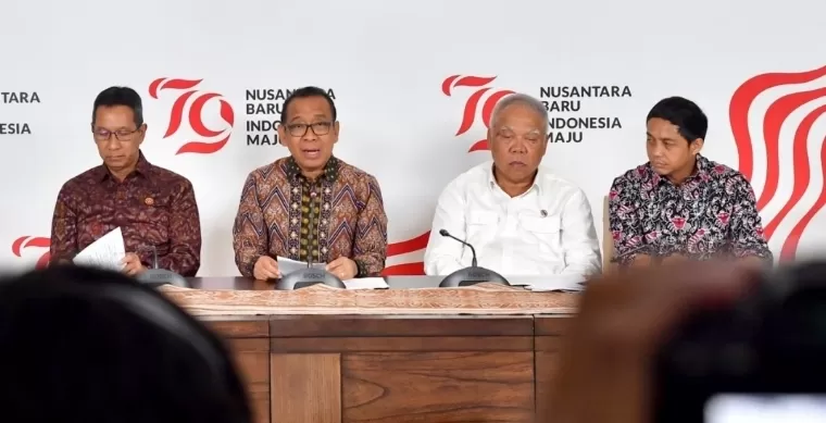 Menteri Sekretaris Negara Pratikno dalam keterangannya saat melakukan konferensi pers Bulan Kemerdekaan di Gedung Utama Kementerian Sekretariat Negara, Jakarta, Kamis (1/8/2024). BPMI Setpres