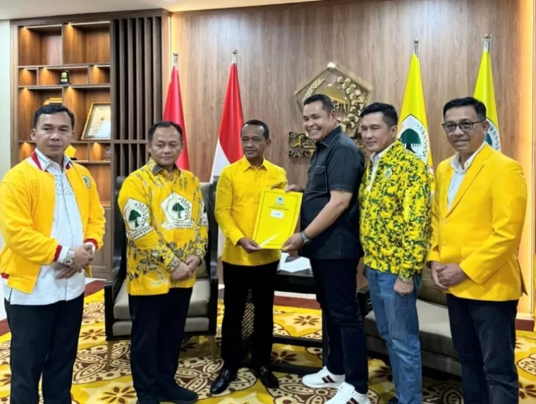 Ketua Umum DPP Golkar, Bahlil Lahadalia, serahkan dukungan partainya kepada Epyardi-Ekos jadi calon gubernur dan wakil gubernur didampingi oleh Ketua DPW Golkar Sumbar, Khairunas di Jakarta, Minggu (25/8/2024) kemarin. (dok : istimewa)