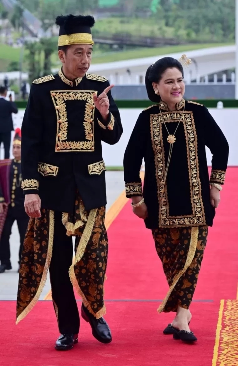 Pada upacara yang digelar dalam rangka memperingati Hari Kemerdekaan Republik Indonesia yang ke-79, Presiden mengenakan baju adat Nusantara yang terinspirasi dari Kesultanan Kutai Kartanegara Ing Martadipura, yakni baju adat Kustim. BPMI Setpres