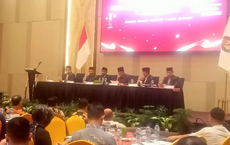 Ketua KPU Sumbar, Surya Efitrimen berikan penjelasan soal data pemilih hasil DPHP yang akan ditetapkan sebagai DPS Pilgub Sumbar, Jumat (16/8/2024). (dok : arunala.com)