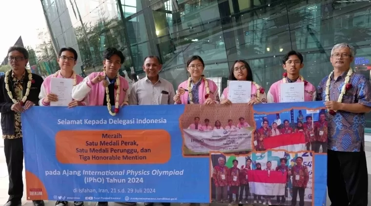 Siswa SMAN 1 Padang Zahran Nizar Fadhlan (tiga kiri) bersama tim Olimpiade Fisika Indonesia saat penyambutan di Terminal 3 Bandara Soekarno-Hatta. IST