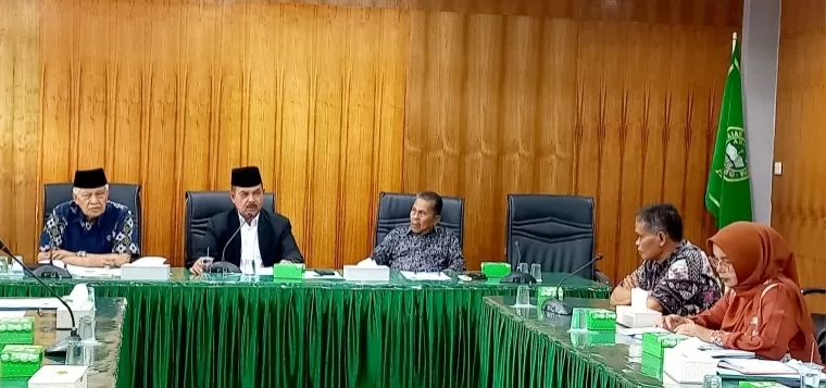 Ketua Pelaksana Pembina Harian YSO Adabiah Padang Prof Dr Fauzi Bahar MSi didampingi pengurus YSO Adabiah Padang memberikan keterangan saat konferensi pera HUT ke-109 Perguruan Adabiah, Rabu (14/8/2024). IST
