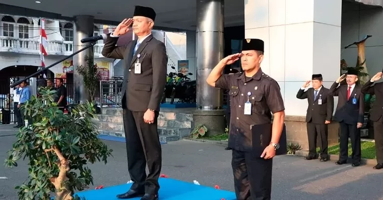 Direktur Operasional Bank Nagari Zilfa Efrizon bertindak sebagai Pembina Upacara Bendera Merah Putih di halaman Kantor Pusat Bank Nagari, Sabtu (17/8/2024). Humas Bank Nagari