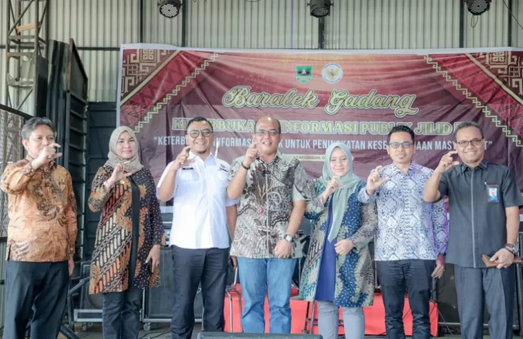 Para komisioner KI Sumbar bersama Ketua DPRD Sumbar, Supardi saat kegiatan  Baralek Gadang KI Sumbar 2024 di Payakumbuh,  Rabu (8/5/2024). (dok : istimewa)