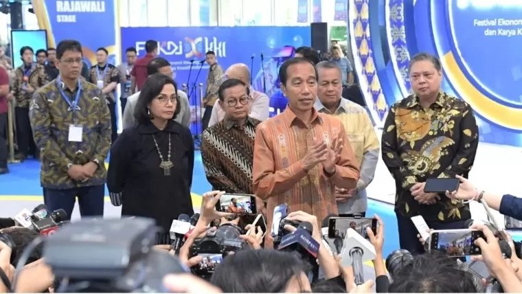 Presiden Joko Widodo menyampaikan keterangannya kepada awak media di Jakarta Convention Center (JCC), Jakarta, pada Kamis (1/8/2024). BPMI Setpres