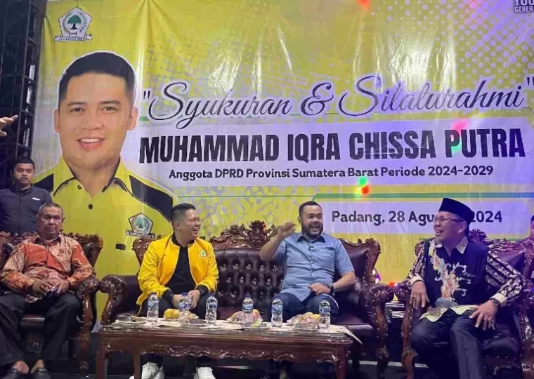 Ketua DPD Golkar Padang, Muhammad Iqra Chissa Putra bersama pasangan calon Wali Kota dan Wakil Wali Kota Padang, Fadly-Maigus saat acara syukuran dan silaturahmi, Rabu malam (28/8/2024). (dok : istimewa)