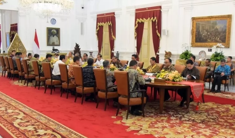 Presiden Jokowi memimpin Rapat Terbatas membahas Perkembangan Penanganan MPOX dan Periapan Penyelenggaraan Indonesia Afrika Forum di Istana Merdeka Jakarta, Selasa (27/8/2024). Humas Setkab