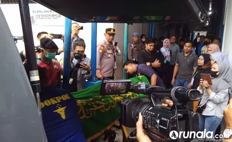 Jenazah Afif Maulana setelah selesai di autopsi PDFMI di Rumah Sakit M Djamil Padang selanjutnya dimakamkan, Kamis sore (8/8/2024). (dok : arunala.com)