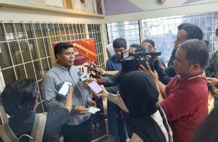 Ketua Divisi Data KPU Sumbar, Jons Manedi saat diwawancari wartawan seusai pertemuan dengan media, Sabtu (24/2024). (dok : arunala.com)