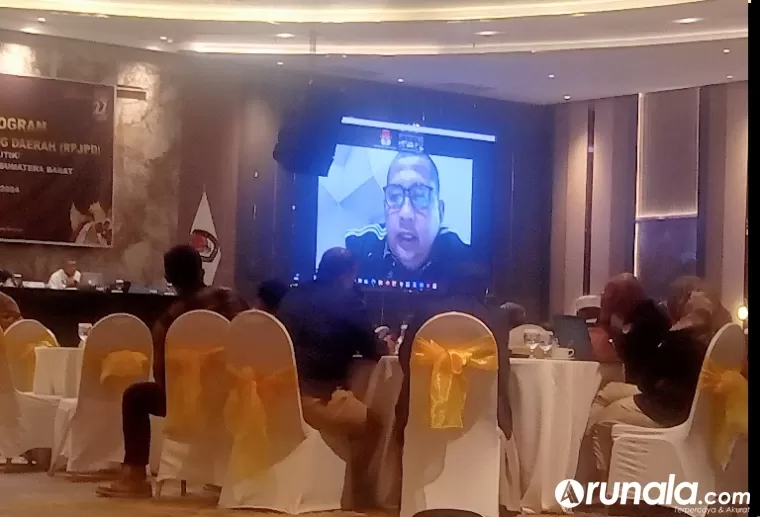 Kepala Bappeda Sumbar Medi Iswandi saat berikan paparan secara daring menyangkut isi RPJPD Sumbar 2025-2045 kepada peserta sosialisasi pencalonan kepala daerah yang diadakan KPU Sumbar di Padang, Sabtu (10/8/2024). (dok : arunala.com)