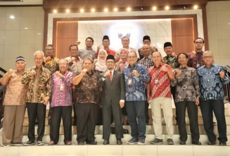 Para tim ahli DPRD Sumbar foto bersama sesuai mendengarkan pidato kenegaraan Presiden RI Joko Widodo di DPRD Sumbar sehari jelang peringatan HUT RI ke-79, Jumat (16/8/2024). (dok : istimewa)