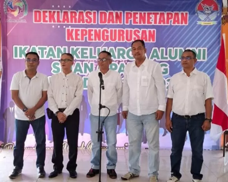 Ketua Umum IKA SMAN Padang, Kiagus Muhammad (KM) Budi (dua dari kanan), bersama para pengurus yang baru dikukuhkan, di Padang, Minggu (11/8/2024). (dok : istimewa)