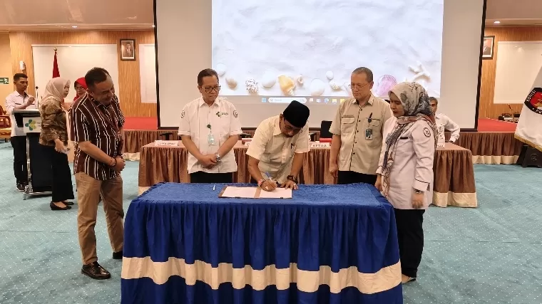 Ketua KPU Sumbar Surya Efitrimen didampingi Dirut RSUP M Djamil Dr dr Dovy Djanas SpOG KFM MARS FISQua menandatangani kerja sama antara KPU Sumbar dengan RSUP M Djamil, Kamis (22/8/2024). IST