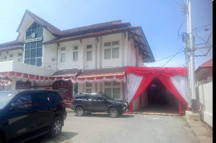 Suasana di KPU Sumbar dengan tenda yang telah terpasang dalam menyambut kedatangan pasangan calon Gubernur dan Wakil Gubernur Sumbar untuk mendaftar, gambar diambil Senin siang (26/8/2024). (dok : arunala.com)