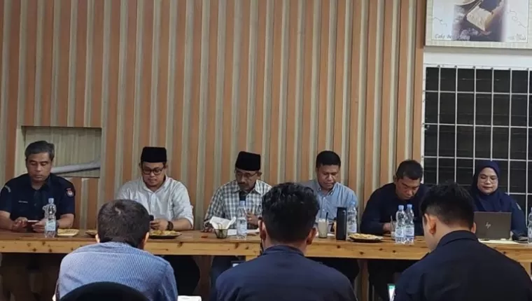 Ketua KPU Sumbar, Surya Efitrimen (tengah) jelaskan tentang kesiapan pihaknya saat penerimaan pendaftaran pasangan calon kepala daerah kepada wartawan di Padang, Sabtu (24/8/2024). (dok : arunala.com)