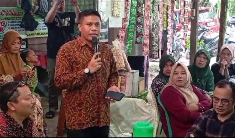 Komisioner KPU Sumbar, Jons Manedi berikan sosialisasi pemilih pada ratusan warga Tapanuli Bagian Selatan (Tabagsel) dan Mandailing, di RM Bang Bonar, Kota Padang, Minggu (18/8/2024) sore. (dok : istimewa)