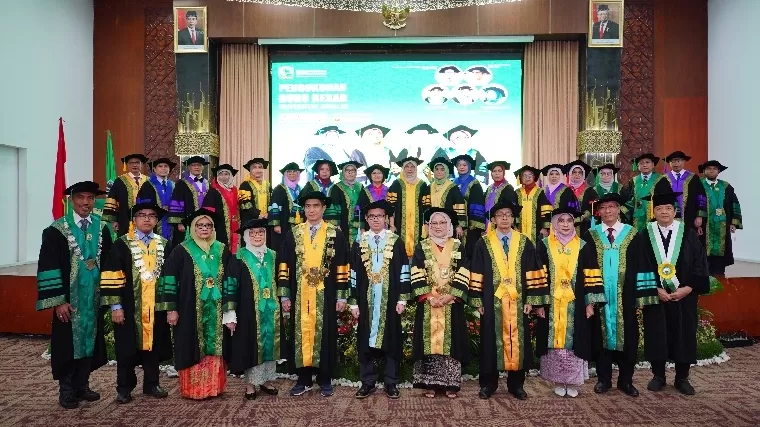 Foto bersama usai pengukuhan guru besar di Convention Hall Unand, Sabtu (24/8/2024). Humas Unand