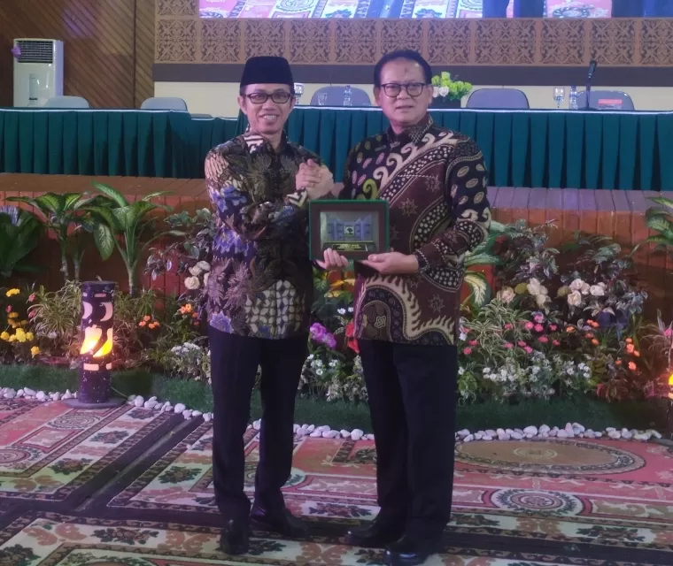 Rektor Unand Efa Yonnedi PhD memberikan cinderamata kepada Guru Besar Fakultas Perikanan dan Kelautan IPB University Prof Dr Ir Rokhmin Dahuri MS saat Kuliah Umum Wisuda IV di Auditorium Unand, Jumat (30/8/2024). IST