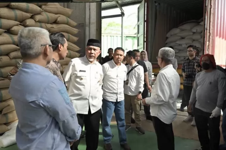 Gubernur Mahyeldi saksikan komoditi ekspor dari Sumbar yang akan segera diekspor ke Amerika Serikat, Selasa siang (21/8/2024). (dok : istimewa)