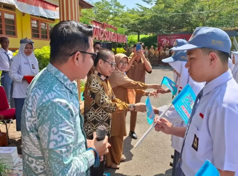 Ketua dan Komisioner KI Sumbar, Musfi Yendra dan Idham Fadhli, kukuhkan 210 siswa  SMAN 2 Sungai Tarab, Tanahdatar jadi Duta KIP, Senin (12/8/2024) lalu. (dok : istimewa)