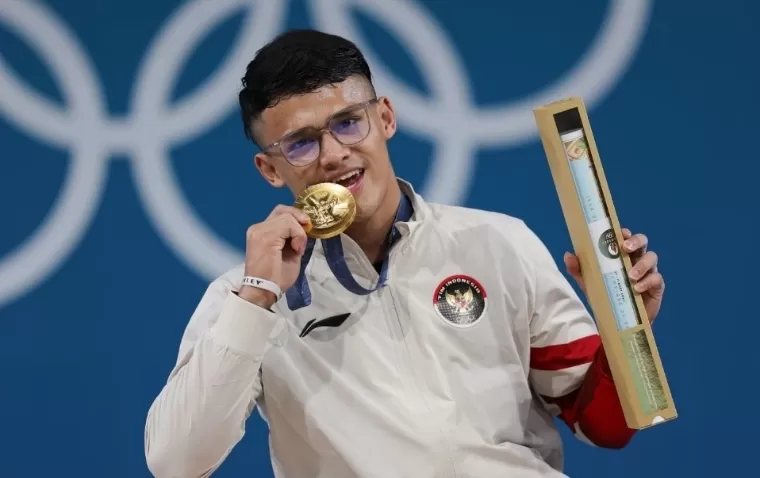 Lifter kebanggaan Indonesia, Rizki Juniansyah mempersembahkan medali emas kedua buat Tim Indonesia di Olimpiade Paris 2024. NOC Indonesia